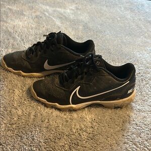 Boys NIKE diamond baseball cleats
Size 3Y